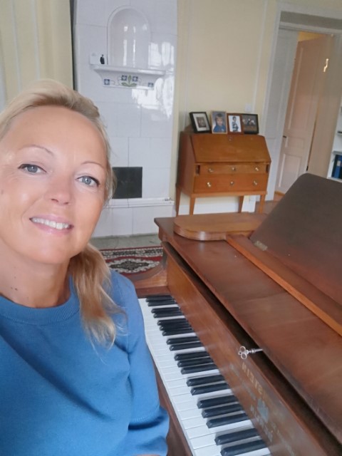 Petra Jablonski sitter vid ett piano.
